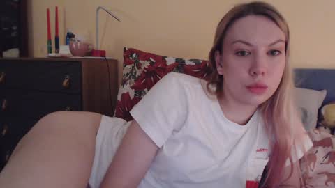 Snapshot of scarlettford chatting on 12-19-24, 01:40 Scarlett online show from 12-19-24, 01:40