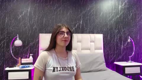 Snapshot of scarlettroxx chatting on 12-17-25, 07:42 Scarlet online show from 12-17-25, 07:42