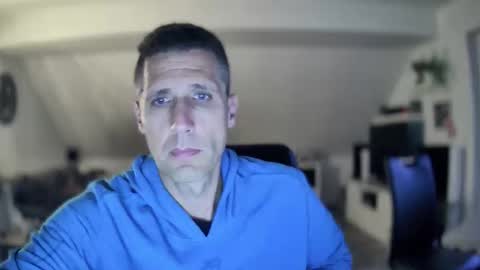 Snapshot of schnuckigeil chatting on 10-13-25, 04:40 Dildomen online show from 10-13-25, 04:40