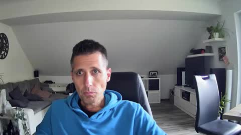 Snapshot of schnuckigeil chatting on 10-14-25, 01:56 Dildomen online show from 10-14-25, 01:56