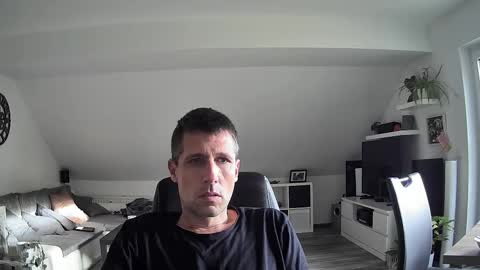 Snapshot of schnuckigeil chatting on 10-31-25, 08:15 Dildomen online show from 10-31-25, 08:15