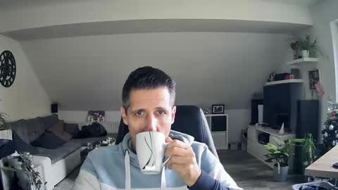 Snapshot of schnuckigeil chatting on 12-17-25, 02:01 Dildomen online show from 12-17-25, 02:01