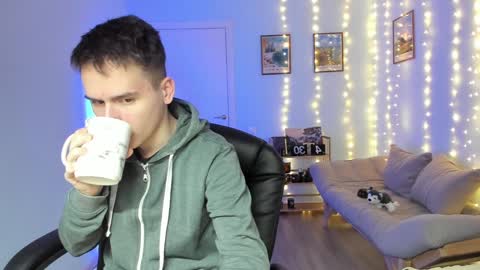 Thomas brunette and Alex blond online show from 01-05-25, 05:20