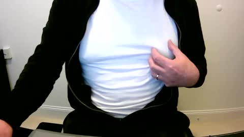 Snapshot of scotti30 chatting on 01-11-25, 09:15 Scott online show from 01-11-25, 09:15