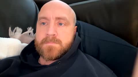 Snapshot of scottric chatting on 12-15-25, 09:57 SexyDaddy online show from 12-15-25, 09:57