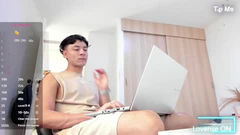 Snapshot of sebastian_dash chatting on 10-28-25, 01:25 SEBAS online show from 10-28-25, 01:25