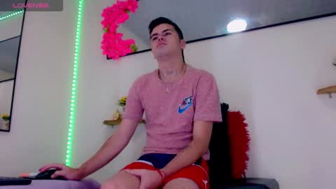 Snapshot of sebastian_loaiza chatting on 12-15-25, 01:04 Sebastian online show from 12-15-25, 01:04