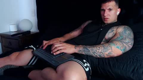 Snapshot of sebastian_muss chatting on 06-12-26, 07:13 Sebastian online show from 06-12-26, 07:13