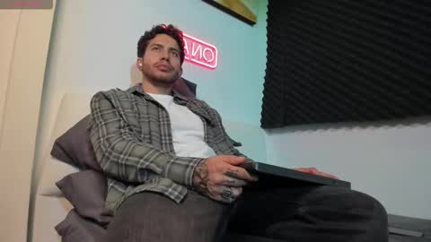 Lucian Sinclair online show from 11-24-25, 03:17