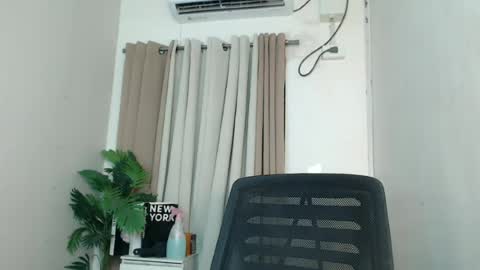 Snapshot of seductivedeluxe69 chatting on 06-19-26, 09:18 Deluxe online show from 06-19-26, 09:18