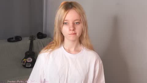 Snapshot of seebunny chatting on 06-19-26, 04:33 See Its honey bunny im Lana online show from 06-19-26, 04:33