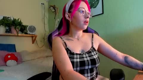 Yeyis  online show from 11-16-25, 03:17