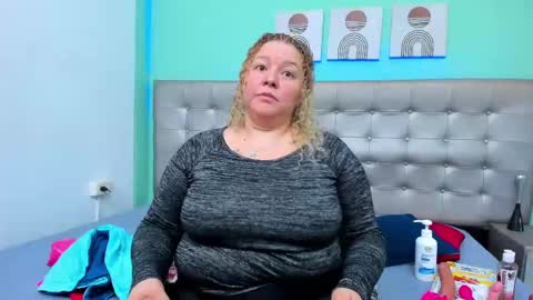 Snapshot of selena_castillo chatting on 02-20-25, 02:40 Selena online show from 02-20-25, 02:40