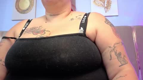 Snapshot of selena_castillo chatting on 10-09-25, 11:19 Selena online show from 10-09-25, 11:19