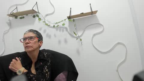 Selena online show from 11-18-25, 06:56