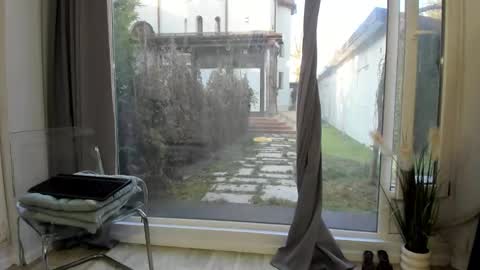 Snapshot of selena_reeves chatting on 02-10-25, 01:01 Selena online show from 02-10-25, 01:01