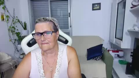 Snapshot of selenna57 chatting on 06-01-26, 05:47 Selenna online show from 06-01-26, 05:47