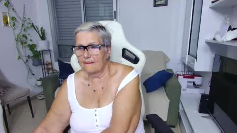 Snapshot of selenna57 chatting on 06-05-26, 05:29 Selenna online show from 06-05-26, 05:29