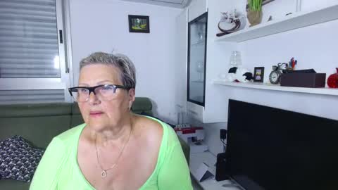 Snapshot of selenna57 chatting on 06-09-26, 05:35 Selenna online show from 06-09-26, 05:35