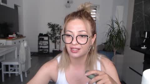 Snapshot of selenna_emma843468 chatting on 07-12-26, 03:03 Selenna online show from 07-12-26, 03:03