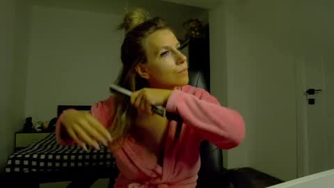 Snapshot of sellena_angel chatting on 04-25-26, 06:38 sellena_angel online show from 04-25-26, 06:38