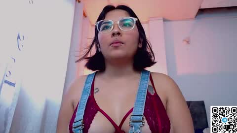 Snapshot of sensual_flame chatting on 12-25-24, 10:48 Camille and sophie online show from 12-25-24, 10:48