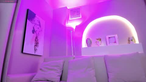 Snapshot of sensual_shanel chatting on 06-11-26, 02:44 sensual_shanel online show from 06-11-26, 02:44