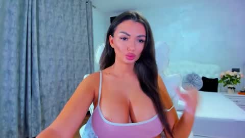 Snapshot of sensualreyna chatting on 11-04-25, 07:02 EllaRossa online show from 11-04-25, 07:02