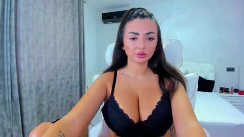 Snapshot of sensualreyna chatting on 11-15-25, 12:13 EllaRossa online show from 11-15-25, 12:13