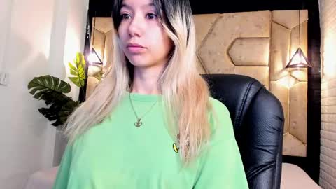 Snapshot of serene_waves chatting on 05-26-26, 01:29 Serene online show from 05-26-26, 01:29