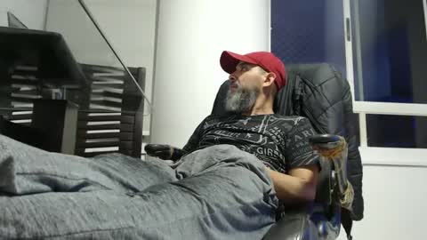 Snapshot of serioyhetero19 chatting on 10-25-25, 10:59 hetero serio discreto online show from 10-25-25, 10:59