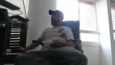 Snapshot of serioyhetero19 chatting on 10-28-25, 04:53 hetero serio discreto online show from 10-28-25, 04:53