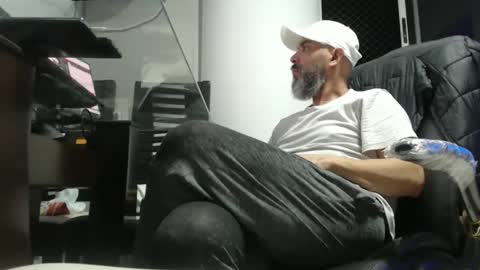 Snapshot of serioyhetero19 chatting on 11-28-25, 12:02 hetero serio discreto online show from 11-28-25, 12:02