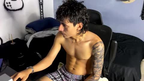 Snapshot of sexoyrock chatting on 12-17-25, 05:24 ROCKERO online show from 12-17-25, 05:24