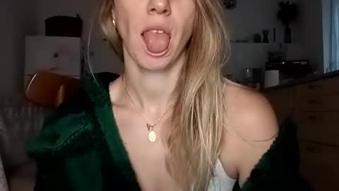 Snapshot of sexualangel chatting on 12-16-25, 07:24 Verona online show from 12-16-25, 07:24