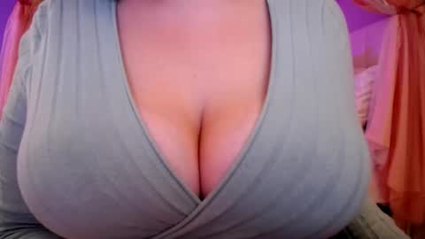 Snapshot of sexxxyprincess chatting on 09-27-25, 02:38 Princess online show from 09-27-25, 02:38