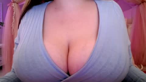 Snapshot of sexxxyprincess chatting on 05-27-26, 01:35 Princess online show from 05-27-26, 01:35