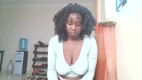 Snapshot of sexxy_thick_ebony chatting on 09-15-25, 06:24 Sweet doll online show from 09-15-25, 06:24