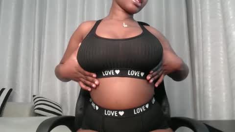 Snapshot of sexy_chocolata chatting on 10-22-25, 02:23 chocolata online show from 10-22-25, 02:23
