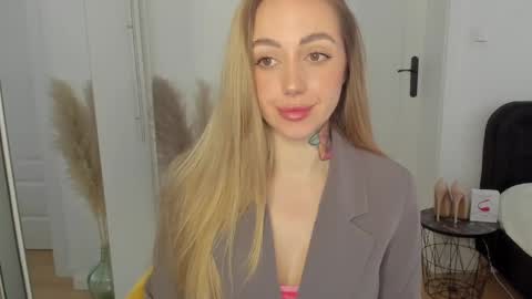 Snapshot of sexy_coralie chatting on 02-02-25, 02:34 C o r a l i e online show from 02-02-25, 02:34