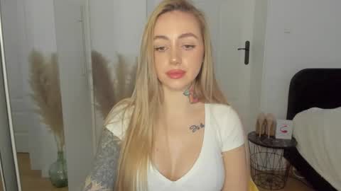 Snapshot of sexy_coralie chatting on 02-27-25, 04:10 C o r a l i e online show from 02-27-25, 04:10