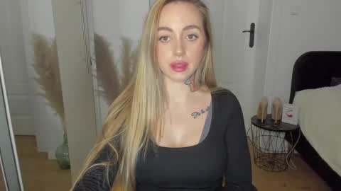 Snapshot of sexy_coralie chatting on 03-10-25, 06:23 C o r a l i e online show from 03-10-25, 06:23