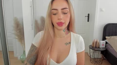 Snapshot of sexy_coralie chatting on 09-13-25, 07:30 C o r a l i e online show from 09-13-25, 07:30