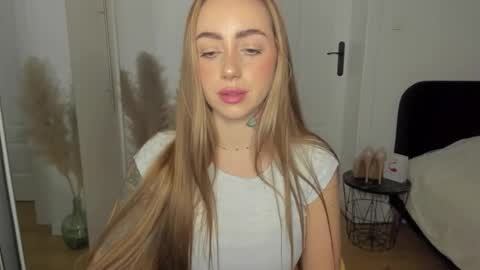 Snapshot of sexy_coralie chatting on 02-05-26, 03:38 C o r a l i e online show from 02-05-26, 03:38