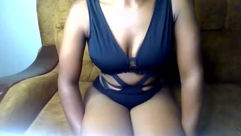 Snapshot of sexy_ellahh chatting on 06-11-26, 02:53 Ellahh online show from 06-11-26, 02:53