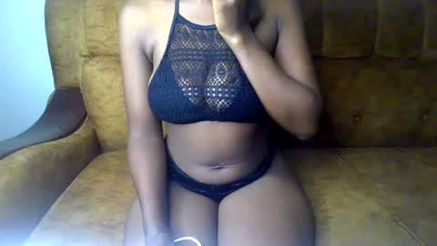 Snapshot of sexy_ellahh chatting on 06-25-26, 02:00 Ellahh online show from 06-25-26, 02:00