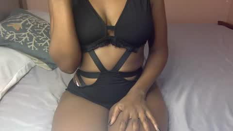 Snapshot of sexy_ellahh chatting on 07-06-26, 07:27 Ellahh online show from 07-06-26, 07:27