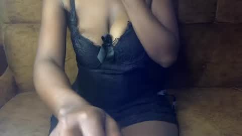 Snapshot of sexy_ellahh chatting on 07-12-26, 01:07 Ellahh online show from 07-12-26, 01:07