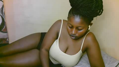 Snapshot of sexy_latasha chatting on 10-16-25, 06:03 sexy_latasha online show from 10-16-25, 06:03