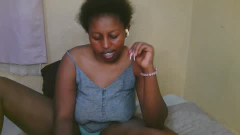 Snapshot of sexy_latasha chatting on 12-16-25, 06:46 sexy_latasha online show from 12-16-25, 06:46